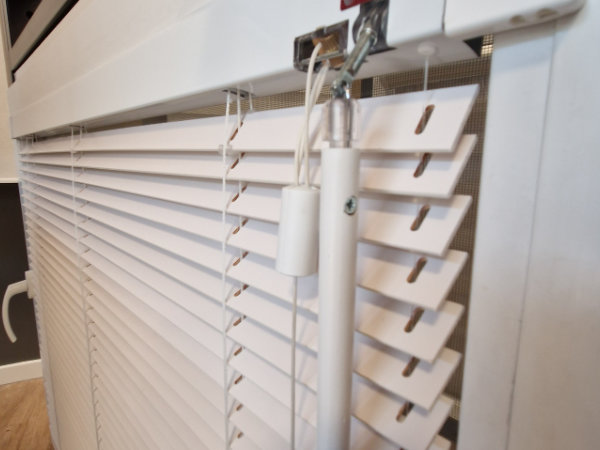 żaluzje drewniane materiały